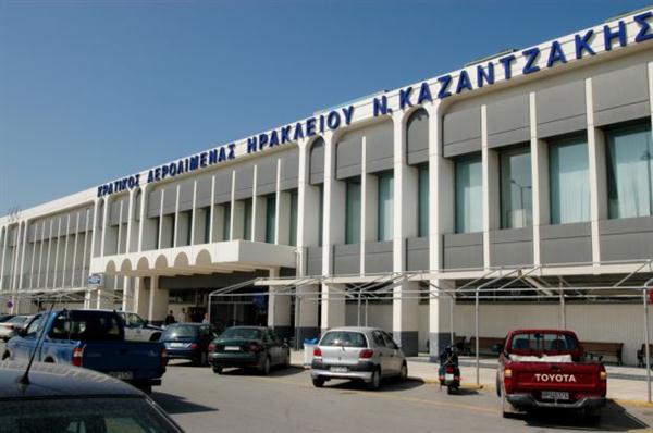 Ηράκλειο: Έκπληξη στο αεροδρόμιο τουρίστες που κυκλοφορούσαν με αδαμιαία περιβολή