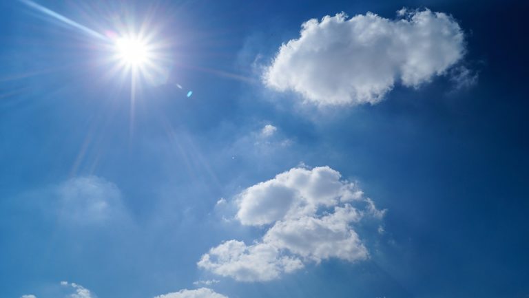 Λιακάδα και 32 βαθμοί την Παρασκευή στην Αττική