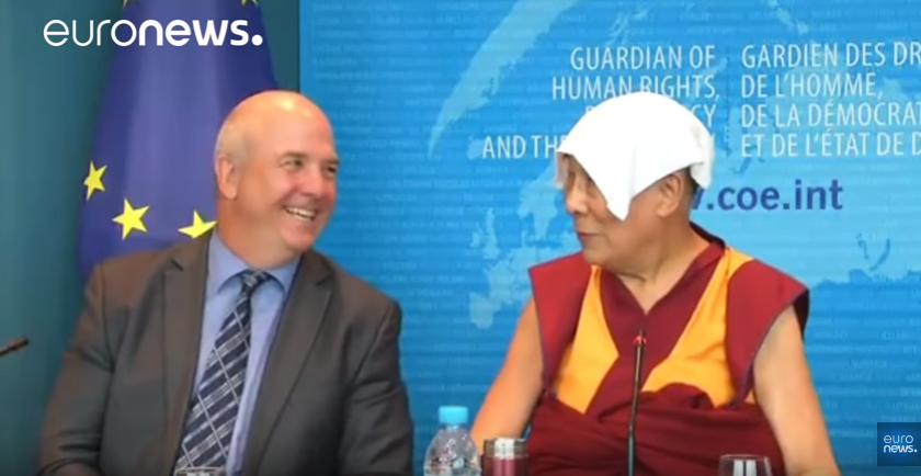 Ο Δαλάι Λάμα κάνει πλάκα στο Ευρωπαϊκό Κοινοβούλιο (video)