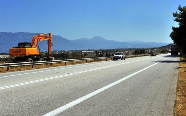 Πύργος: Δένδρα, καλαμιές και θάμνοι κάλυψαν το οδικό δίκτυο