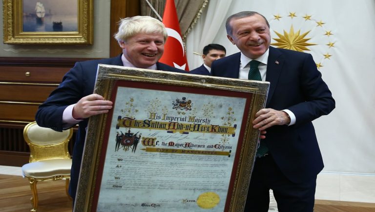 Για φιλοτουρκική στροφή επικρίνεται ο Μπόρις Τζόνσον από τον Τύπο