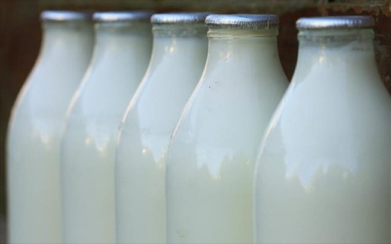 Διανομή γάλακτος σε οικογένειες ανέργων στη Ναύπακτο