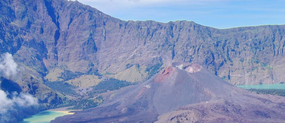 Ινδονησία: Εκκένωση επαρχίας μετά από έκρηξη ηφαιστείου -Απομάκρυναν τουρίστες