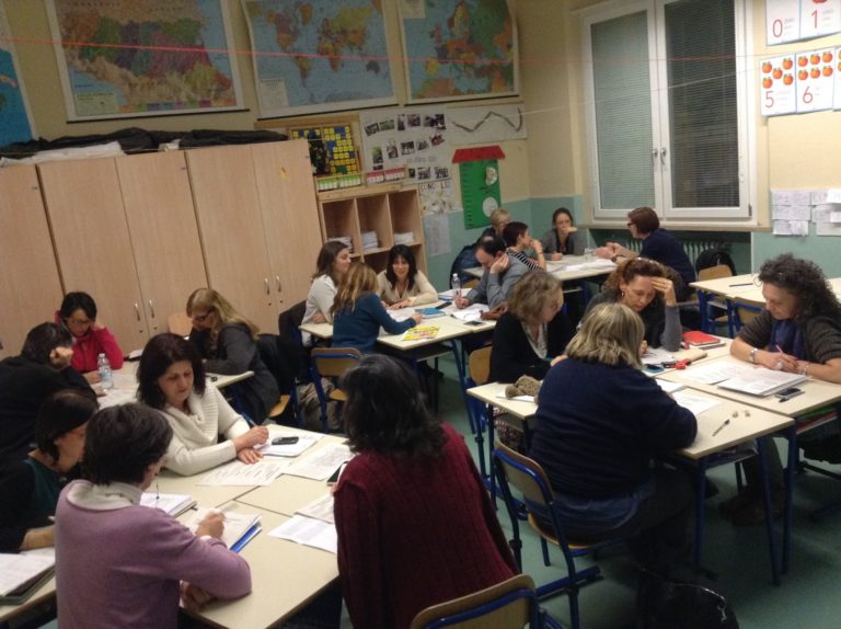 Οι καθηγητές κάθονται στα θρανία για τα προσφυγόπουλα