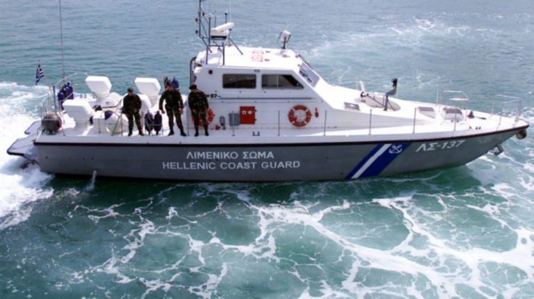 Στο λιμάνι της Βελανιδιάς ρυμουλκήθηκε σκάφος με μετανάστες