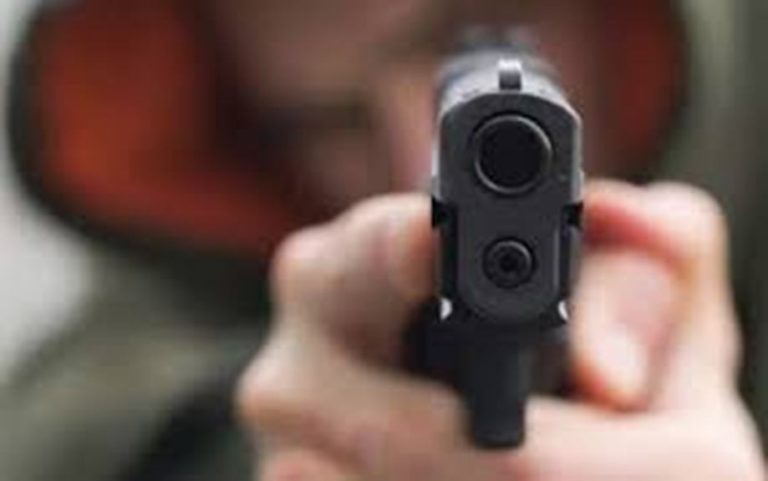 Πάτρα: Ψεύτικο όπλο που ξέχασε ηθοποιός έξω από τράπεζα, σήμανε συναγερμό