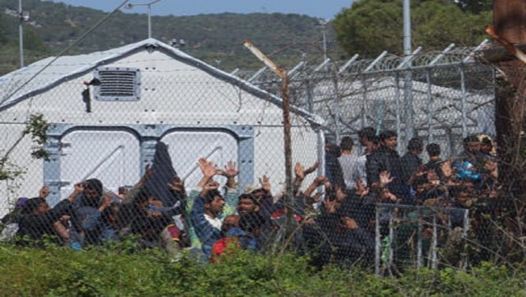 “Αόρατα κέντρα” ξεσήκωσαν μετανάστες για φυγή από το χοτ σποτ της Μόριας