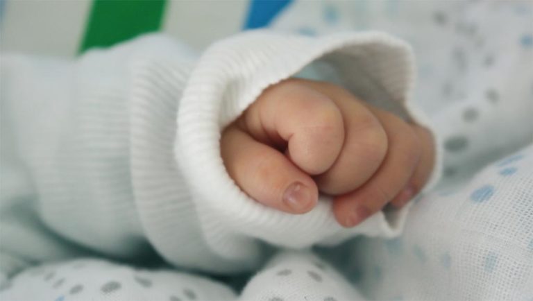 Τα μικρόβια στο έντερο του μωρού μπορεί να παίζουν ρόλο-κλειδί για το άσθμα και τις αλλεργίες