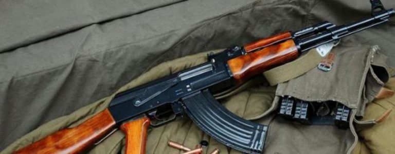 Χανιά: Τουρίστας αγόρασε από κατάστημα απομίμηση Καλάσνικοφ, αλλά…