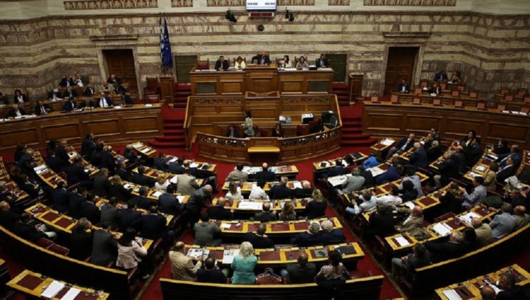 “Πέρασε” το πολυνομοσχέδιο για τα προαπαιτούμενα – Σε υψηλούς τόνους η συνεδρίαση