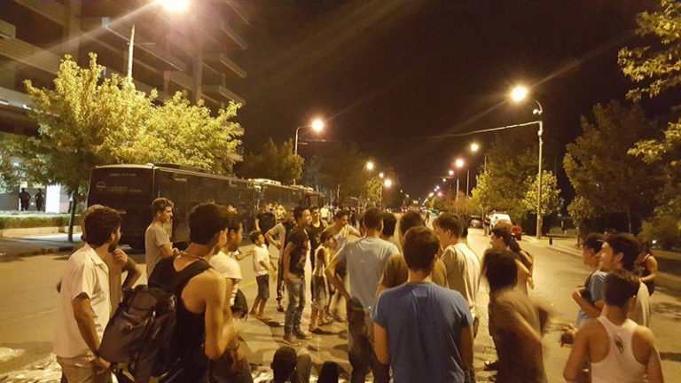 Ολονύκτια διαμαρτυρία προσφύγων στο γερμανικό προξενείο (video)