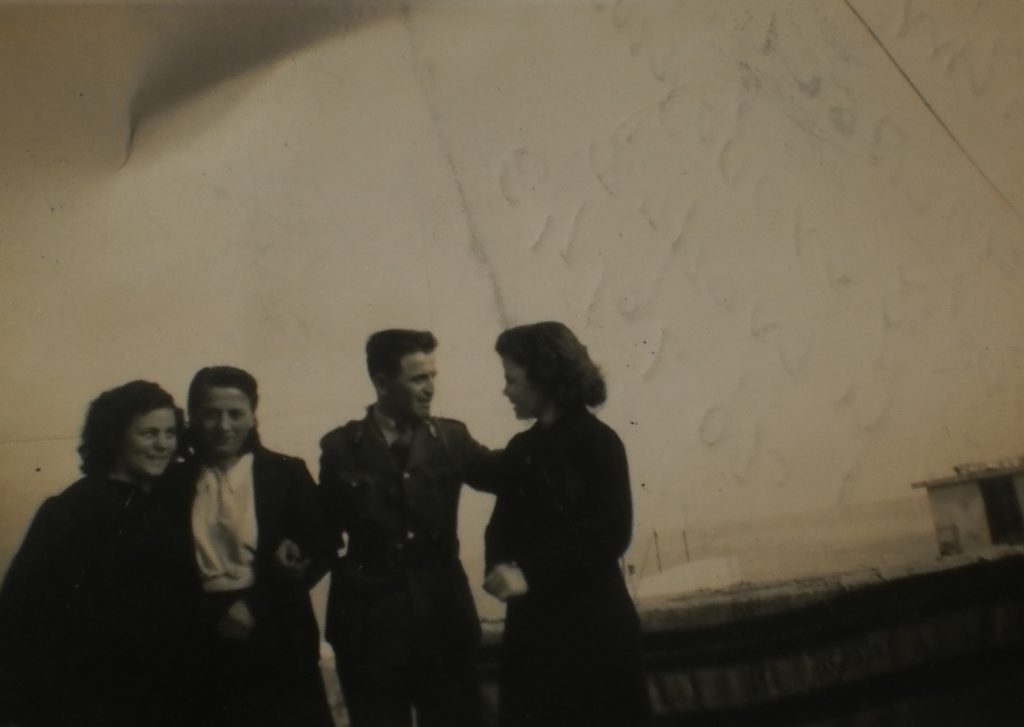 1943 ταράτσα ξενοδοχείου στη Βηρυτό. Έλληνες πρόσφυγες, στην άκρη αριστερά η συντάκτρια του λευκώματος.