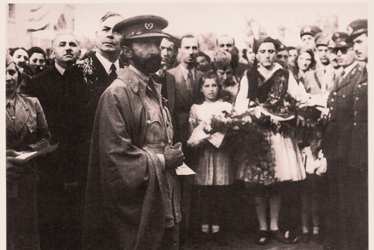 1943 πρόσφυγες με τον Χαϊλέ Σελασιέ στην Αιθιοπία. Μεταξύ αυτών και Ικάριοι… (η μικρή με τα λουλούδια είναι η Α.ΣΠΕΗ - ΜΑΜΑΤΑ από Περδίκι) ΦΩΤΟ ΛΕΥΚΩΜΑ του Φ.Ι. 