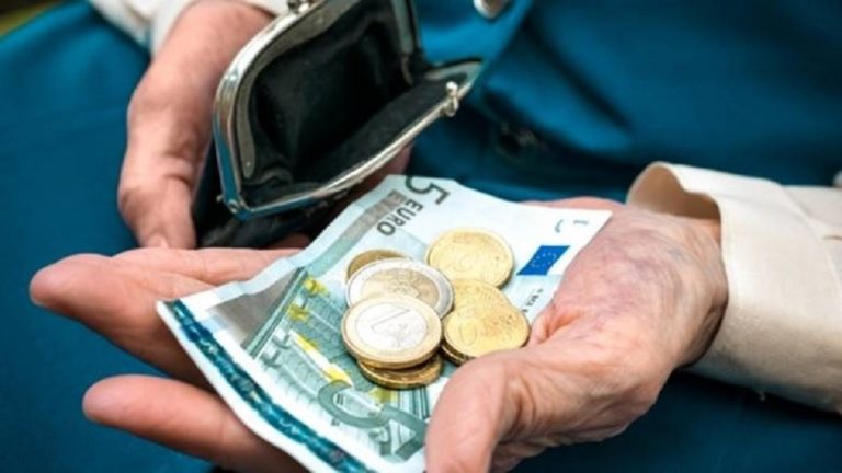 Μειώνονται από σήμερα οι επικουρικές συντάξεις