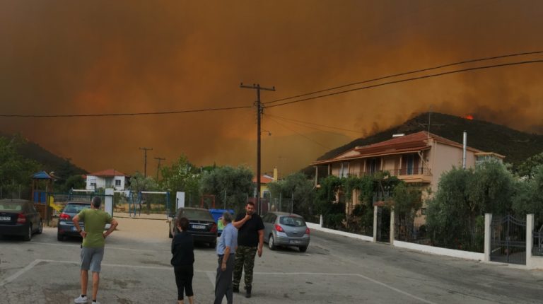Θάσος: Ανεξέλεγκτες οι πυρκαγιές στο νησί – Προληπτικές εκκενώσεις οικισμών