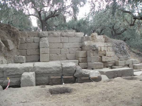 Αρχαίο θέατρο στις ανασκαφές της Θουρίας