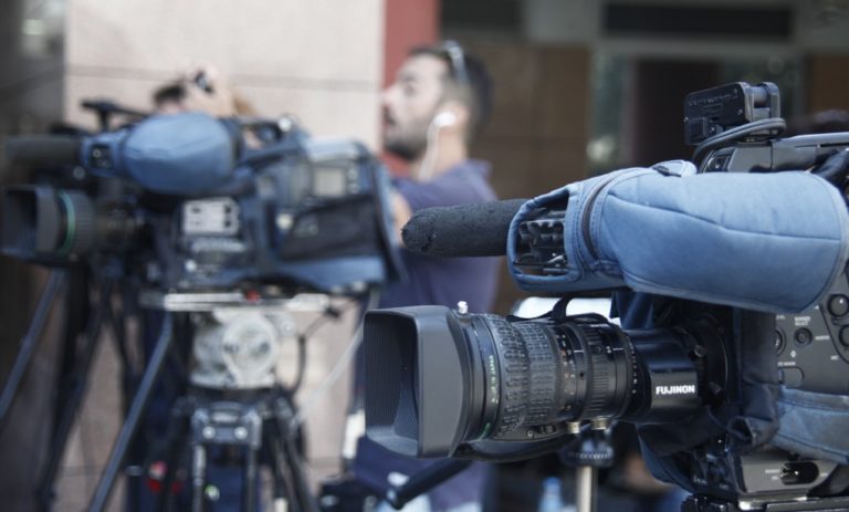 Συνεχίζεται η πολιτική κόντρα για τις τηλεοπτικές άδειες