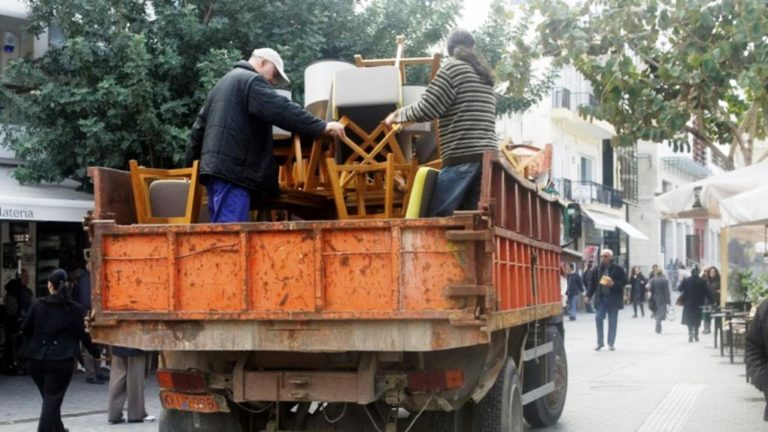 Μάζεψαν τραπεζοκαθίσματα