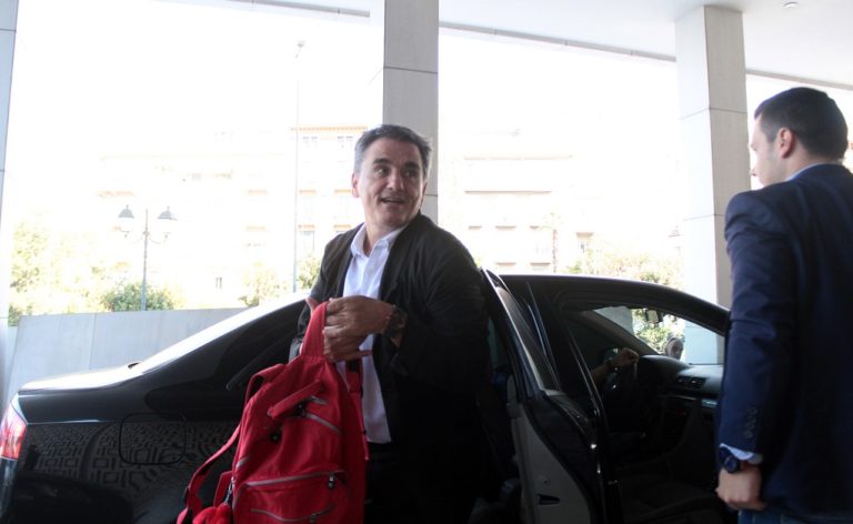 Ενστάσεις των θεσμών για ακατάσχετο λογαριασμό, αδήλωτες καταθέσεις