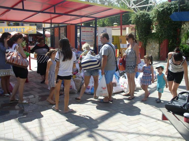 Χανιά: Πλήθος κόσμου στην Λιμνούπολη για το Κοινωνικό Παντοπωλείο