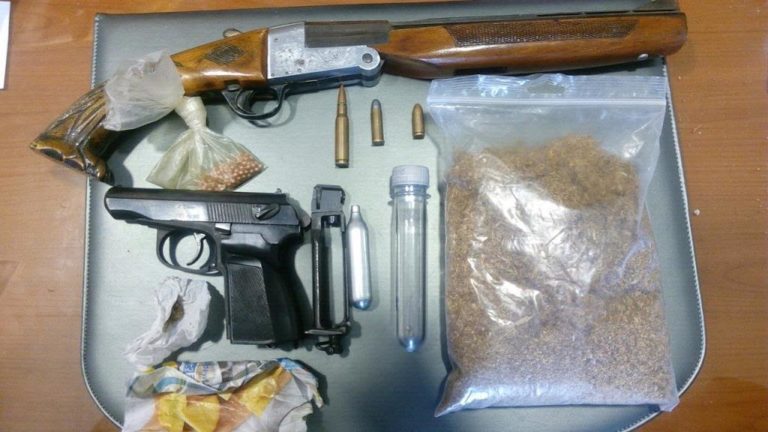 Βόλος: Συνελήφθη ζευγάρι για ναρκωτικά, αφορολόγητο καπνό και παράνομη οπλοκατοχή