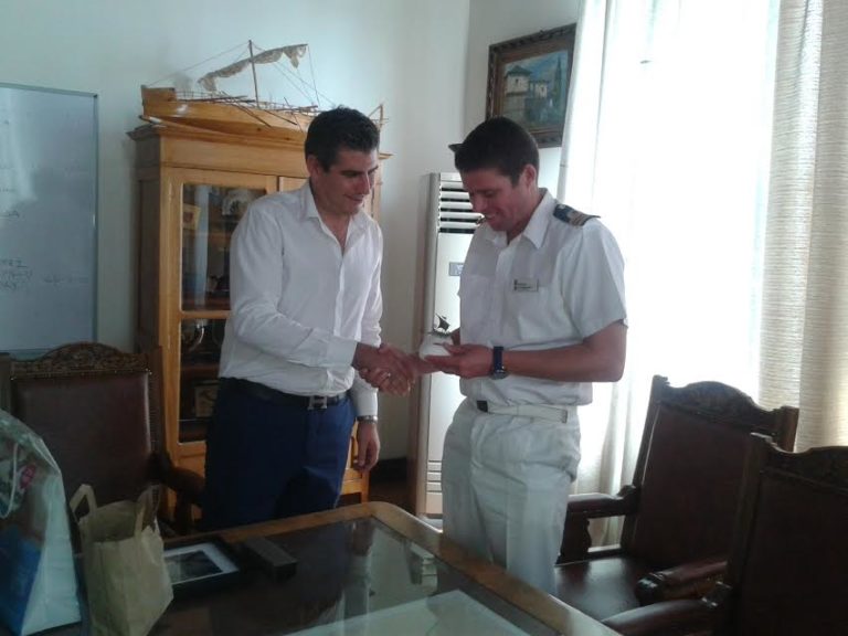Επίσκεψη του καπετάνιου του Βρετανικού Πολεμικού Ναυτικού  στον Δήμο Βόλου