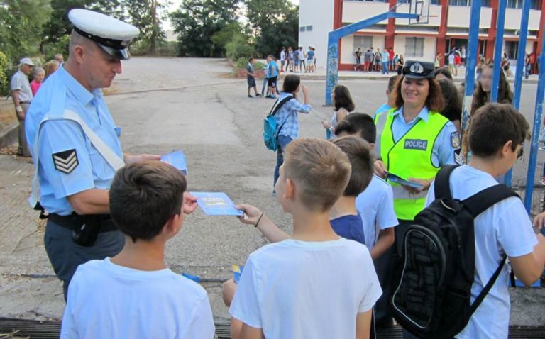 Φλώρινα – Καστοριά: Ενημερωτικά φυλλάδια για την οδική ασφάλεια σε σχολικές μονάδες