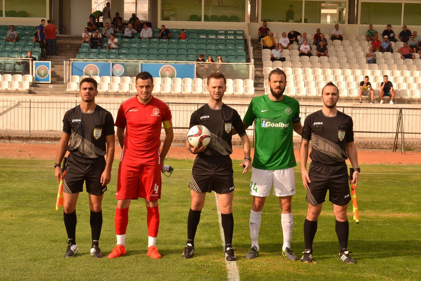 Οι αρχηγοί των ομάδων και οι διαιτητές του αγώνα
