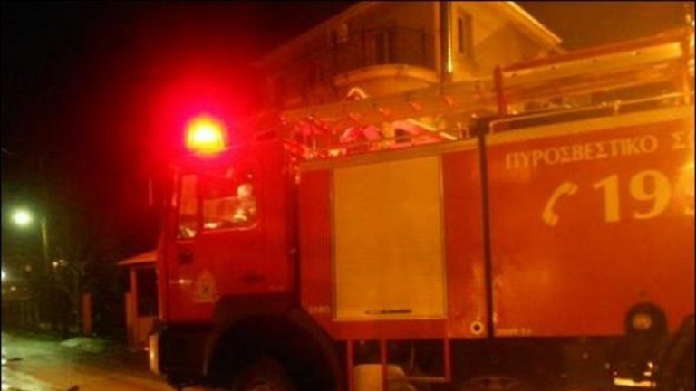 Υπό μερικό έλεγχο η φωτιά στο κτίριο της Εφορίας στην Γλυφάδα