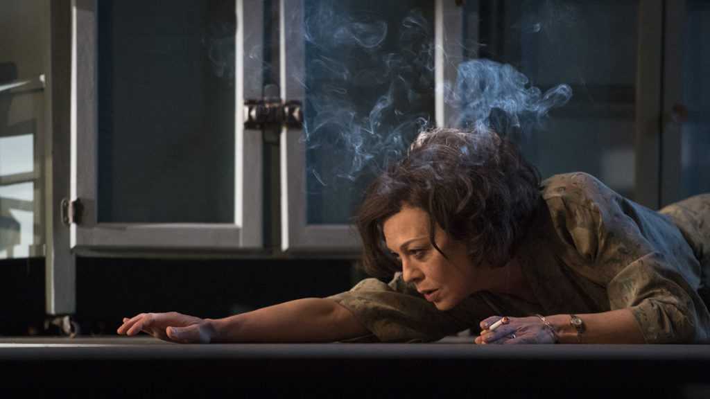 10-helen-mccrory-in-the-deep-blue-sea-photography-by-richard-hubert-smith