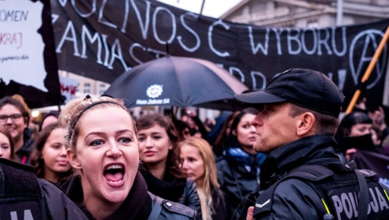 Νέες διαδηλώσεις κατά του νόμου που απαγορεύει τις αμβλώσεις στην Πολωνία