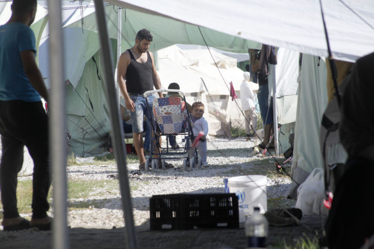 Απάντηση Αβραμοπούλου σε Παπαδημούλη για τους πρόσφυγες