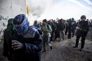 Στις φλόγες το Καλαί καθώς αποχωρούν οι πρόσφυγες και οι μετανάστες
