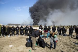 Στις φλόγες το Καλαί καθώς αποχωρούν οι πρόσφυγες και οι μετανάστες