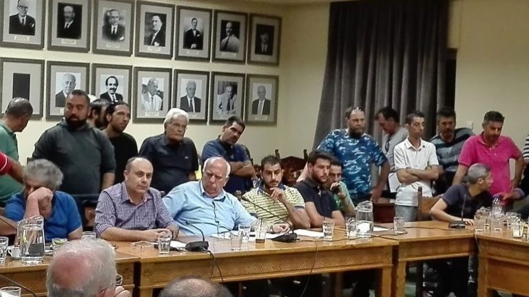 Χανιά: Παράσταση διαμαρτυρίας στο δημοτικό συμβούλιο πραγματοποίησαν φίλαθλοι