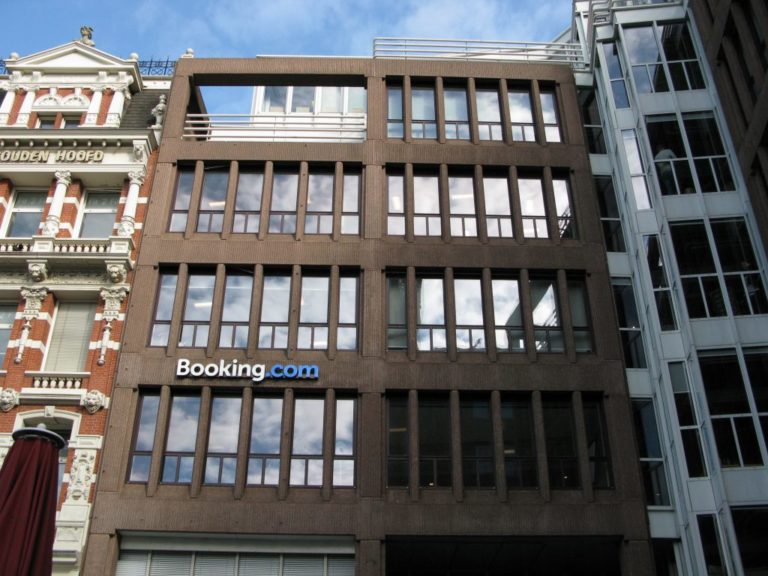 Η booking.com ζητάει  φοιτητές από το Πανεπιστήμιο Μακεδονίας