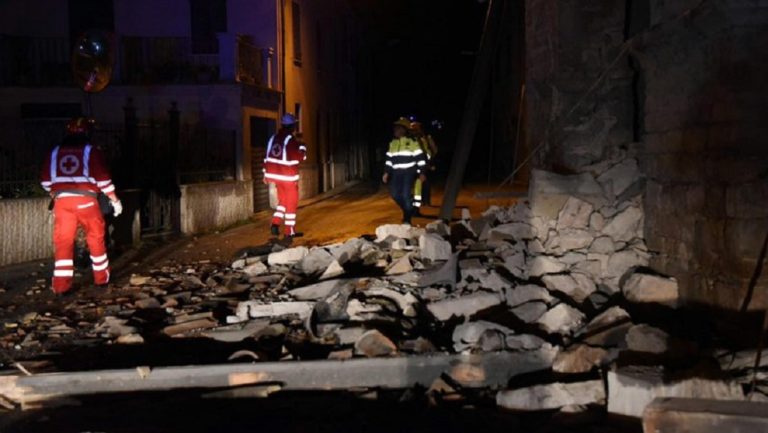 ‘Ενας νεκρός από ανακοπή καρδιάς λόγω των σεισμών στην κεντρική Ιταλία (video)