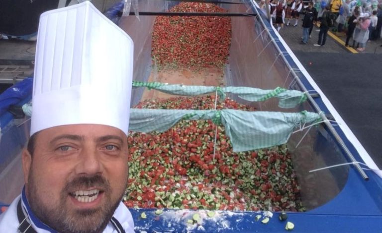 Χωριάτικη σαλάτα 20 τόνων Κρητικού Σεφ με βραβείο Guinness