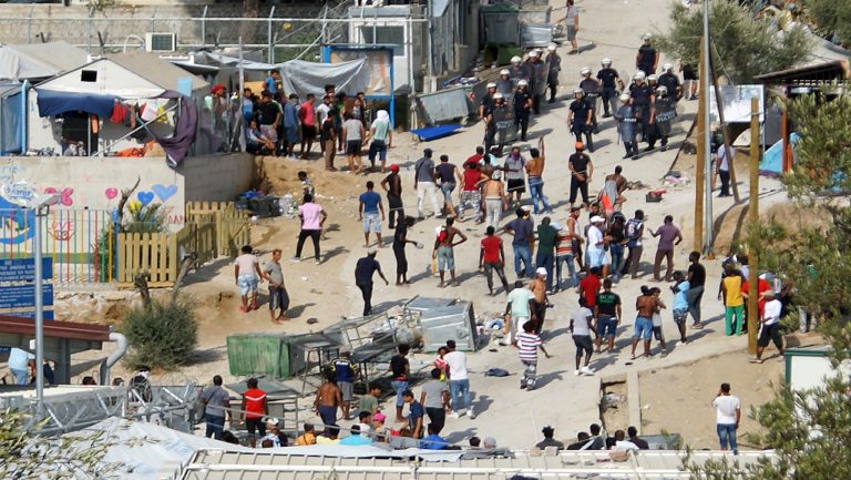 Εξέγερση και φωτιά σε εξέλιξη στο hot spot της Μόριας