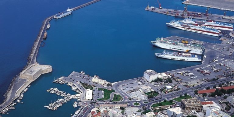 Ηράκλειο: Πυρκαγιά σε ναυπηγοξυλουργείο στο λιμάνι