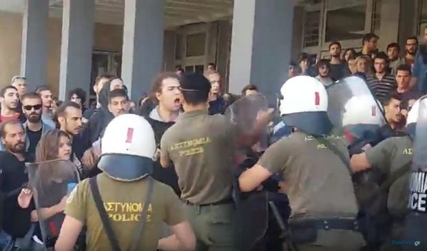 Προσωρινά ελεύθερος ο 22χρονος που συνελήφθη χθες για τους πλειστηριασμούς