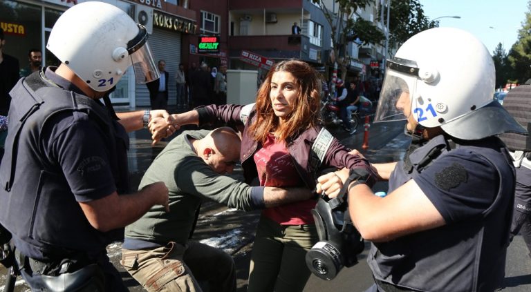 Αναζωπύρωση της βίας στη ΝΑ Τουρκία μετά τη σύλληψη δύο δημάρχων