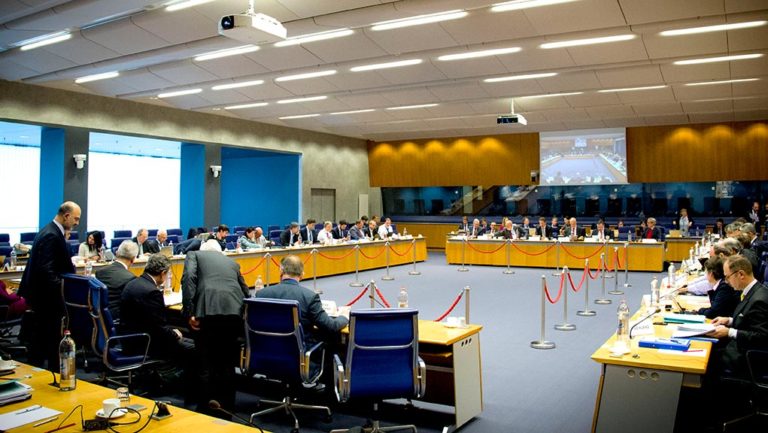 Στο τραπέζι του Eurogroup το χρέος – Μαξίμου: Μη αποδεκτά τα μέτρα του ΔΝΤ (video)