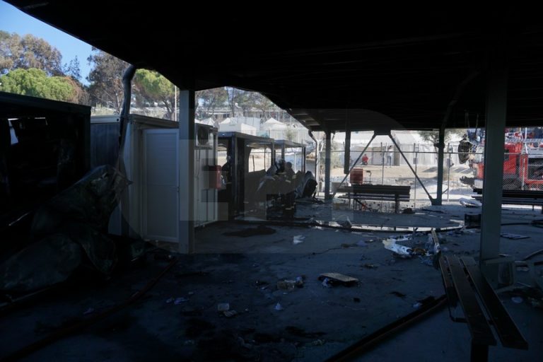 Λέσβος: Φωτιά και επεισόδια στο hot spot της Μόριας (video)