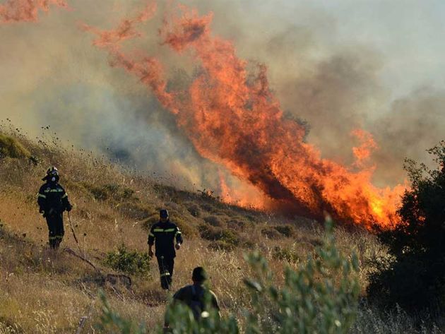 Χανιά:  Πυρκαγιά σε δύσβατη περιοχή στα Κεραμειά