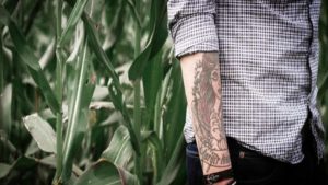 Κομοτηνή: Αποτυπώνουν με τατουάζ στα σώματά τους δυνατές συγκινήσεις της ζωής τους