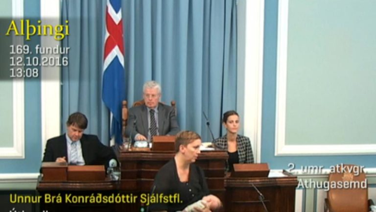 Ισλανδία: Βουλευτής ανέβηκε στο βήμα του κοινοβουλίου, ενώ θηλαζε την κόρη της