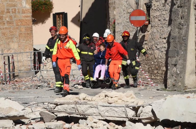 Μετράει τις πληγές της από το σεισμό των 6,5 Ρίχτερ η Ιταλία (video)