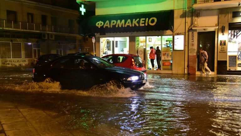 Ζημιές και προβλήματα από την κακοκαιρία – Εκατοντάδες κλήσεις στην Πυροσβεστική (video)