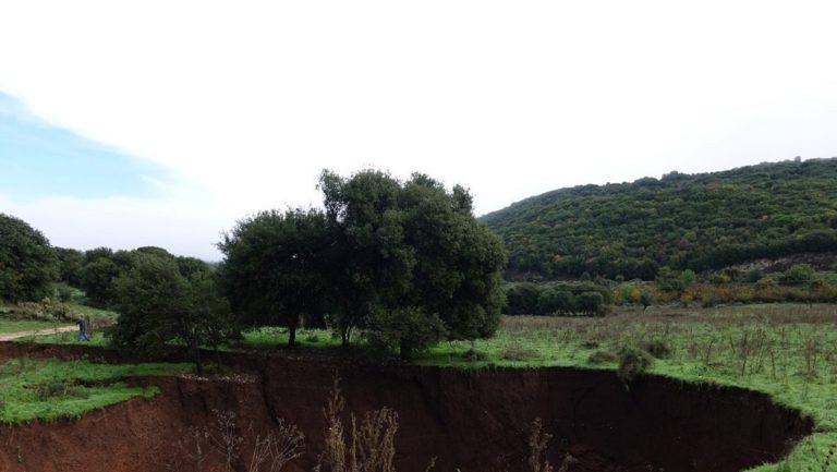 Άνοιξε κρατήρας λόγω καθίζησης στα Ιωάννινα (video)